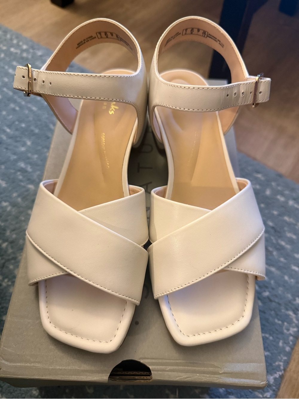 Clark’s Serina35 Cross Cream Leather size 6.5